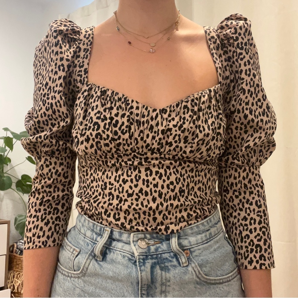 Zara puff sleeve cheetah / leopard top. Sweetheart neckline. Size small